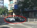 车辆“避晒式”等红灯引争议 网友吵翻很不道德自顾自己方便 交警：违法 ！