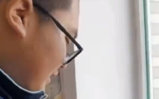 零下20℃穿单衣骑车男孩被全网温暖：网友邮寄的物品已收到，饮食学校已解决 ！