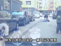 女子骑车摔倒 追责10米外轿车司机后双方和解：网友吵翻无接触也要赔偿吗?