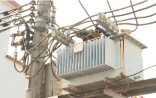 无人机吊猪挂电线 致村庄停电十小时 ！