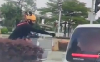 外卖员红绿灯口“卡点”直接将咖啡递给车里 网友：难度不亚于空间站对接 !