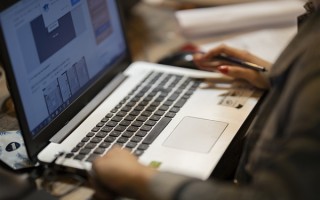 男子因社恐40岁才找到合适的工作：拍视频讲量子力学、生命科学 !