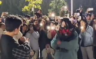 听障男生操场上手语告白听障女生 ！网友：幸福的“声音”震耳欲聋 ！