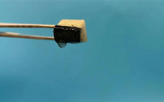空气中挤水！中澳科学家发明智能海绵 ！
