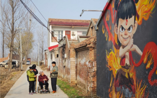 画的太逼真！河南天安门墙画村爆火 有商贩1天赚2万：元旦涌进5万人 ！