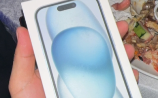00后小伙炫耀年会抽到iPhone 15 还没捂热被骗走 后续来了 ！