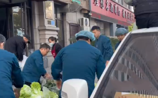男子买3千斤滞销白菜让人免费取 !直言：既帮了菜农 又回馈了邻居们 ！