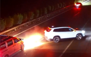 高速快车道停车被撞 司机给出理由：我在看路牌 ！