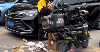 外卖小哥打翻32杯奶茶原地发愣 品牌方回应：会优化包装 ！