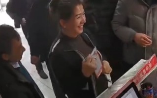 女子刮彩票中一辆30多万车没发现扭头就走 老板急忙喊住：网友点赞 ！