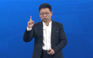 余承东回应开车“睡觉”：当时在低头看手机 已自首交了罚款 ！