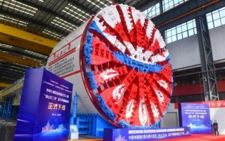 国内首台超大直径泥水平衡盾构机下线：开挖直径14.33米、总重量3800吨 ！