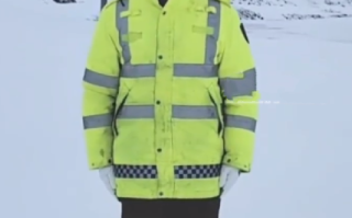 新疆黑脸交警雪地播报路况走红 ！网友：虽然看不清脸，但是你最帅 ！