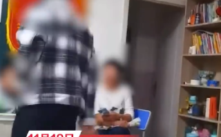 教育局通报内蒙古一教师捶打学生：情况属实，涉事老师已被停职 ！