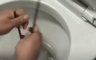 女子半夜上厕所发现马桶结冰：烧了几壶热水 浇1个多小时热水才化开 ！