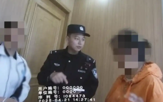 母女就餐1小时未动筷老板报警：而且还拿着手机在打视频 ！