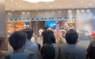 泡泡玛特杭州新店开业2小时就关闭：顾客太多有危险 不知谁是黄牛 ！