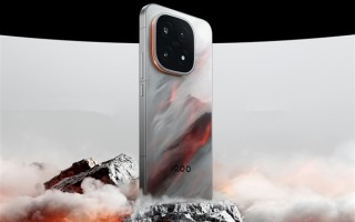 演员王自健上手iQOO 15：直呼真好看 太梦幻了 ！