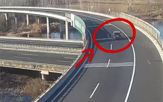 藤原拓海都不敢这么开！司机157km/h过弯失控连翻两圈险坠桥 ！