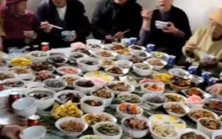 大户人家！云南一家吃年夜饭桌上摆182碗菜：43人同桌吃 ！