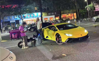 这得赔多少 跑腿小哥骑电车撞全新兰博基尼超跑：后视镜都碎了 !