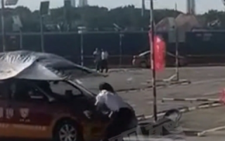 女子疑练车练崩溃暴砸教练车 ！拍摄者：已经报警了，等着来把你抓走吧！