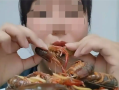 女子吃生腌小龙虾吸虾头惊呆网友 医生：虾头最毒 ！