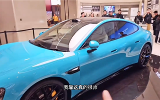 小米SU7惊艳登场 网红童锦程直呼“买一辆” 比我法拉利还快 ！