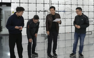 雷军穿劳保鞋做直播出圈！网友建议转行带货中年人服饰 身姿被夸曼妙 ！