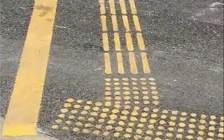 网友点赞深圳地铁施工：现场设临时盲道、无障碍设施 !