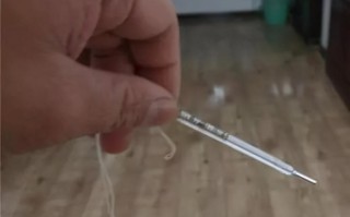 温度计怎么甩下去（温度计要甩到什么地方才开始量） ！