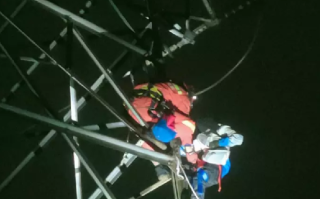 小学生网购设备爬上20米高压塔被困：崇拜电影里的“超人” ！