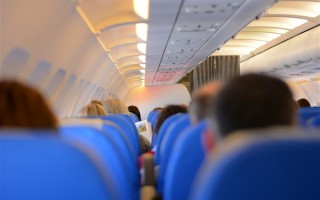 女子玩手机音量大遭投诉后被升舱 网友：不应如此纵容 !