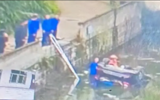 母女驾车去看外婆回程坠塘双双溺亡：距离出发地仅有一公里多的路程 ！