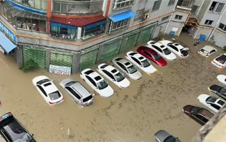 贵州遭遇特大暴雨袭击 马路上一溜车全被水淹 ！