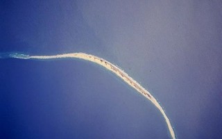 恐怖的大西洋公墓：新月形岛屿每年移动百米 吞没无数船只 ！