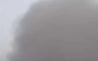 新疆多地遭强沙尘：大风刮起百米沙墙遮天蔽日 道路瞬间被覆盖 ！