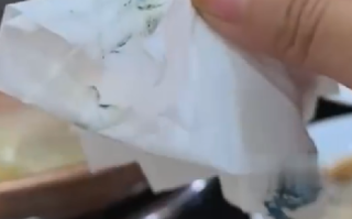 顾客用纸巾擦拭铜锅边缘擦出颜色 ！商家回应：酸菜和锅发生反应，属于正常现象 ！