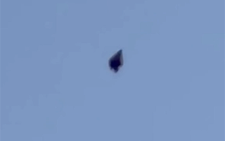 美国得州上空疑出现黑色UFO：边缘发光三角形 没任何声音 !