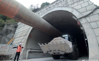 全长超万米！渝湘高铁楠竹山隧道顺利贯通 ！