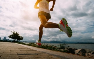 公园惊现“爬行锻炼大军”：动作难度高且整齐划一 ！