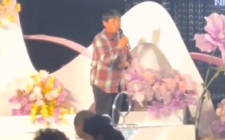 农民大姐婚礼上演唱《我爱你中国》惊艳全场 !​ 网友：高手在民间！