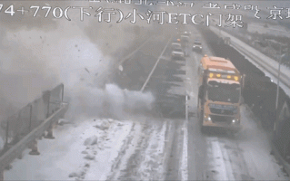 750℃“吹雪车”高速公路作业：“12级台风”吹光路面积雪 ！