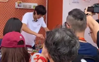 张国伟在亚运会场馆外摊煎饼：现场吸引了众多叔叔阿姨还有小朋友围观 ！