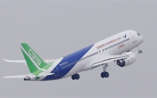 单笔最大订单落地上海！中国东航再买100架C919：目录价710.8亿 ！