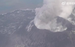 日本一火山喷发 海水变成棕褐色：灰色烟柱高达1500米 ！