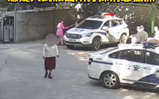 女子到派出所打探落网同伙消息被抓：自以为警察不认得她 ！