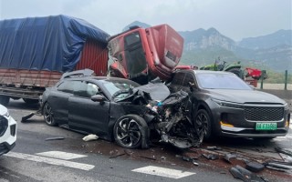 极氪001被大货车追尾报废 全车人没事！车主又订了一台001 !