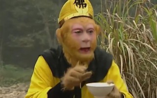 六小龄童在景区给孙悟空授艺 网友：经常被模仿 从未被超越 ！