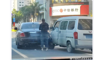 五菱跨实线追尾劳斯莱斯 网友：没三者险车卖了也不够赔 ！